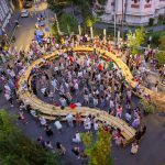 „Masa Nesfârşită”, instalaţia de 45 de metri creată de arhitectul francez Olivier Vadrot, va fi întinsă la intersecţia străzilor Christian Tell şi Biserica Amzei