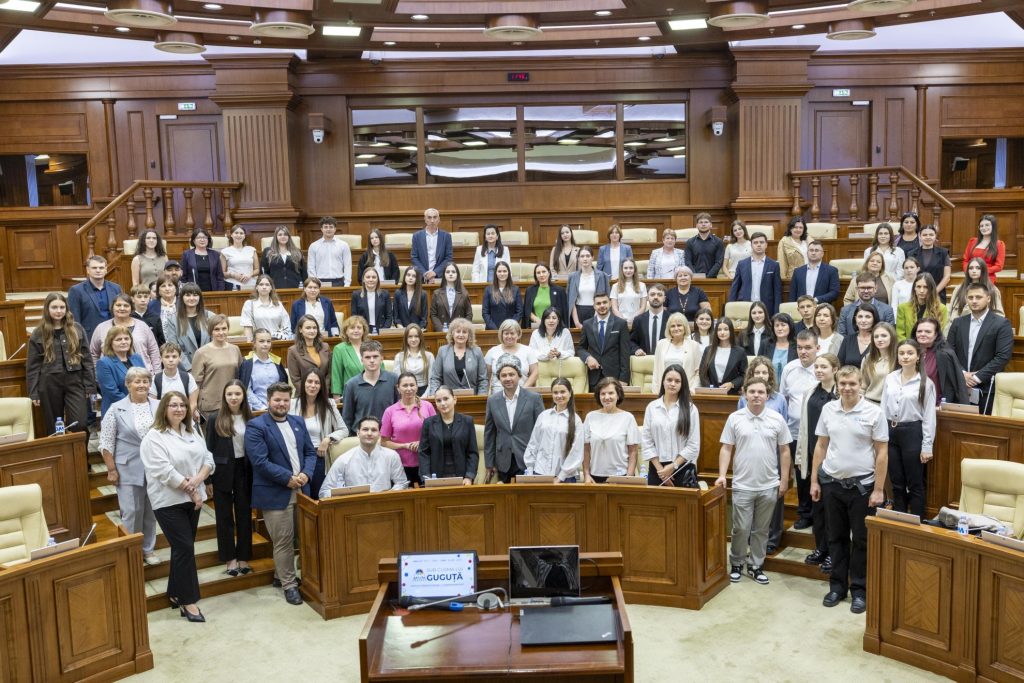 O nouă ediție a programului „Sub cușma lui Guguță” a fost lansată la Parlament