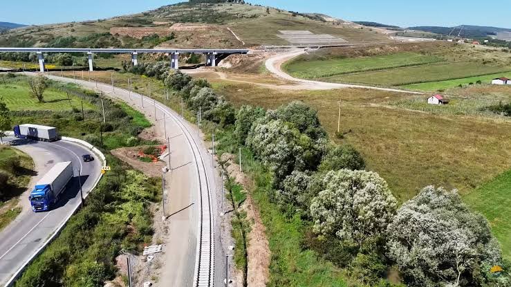 Calea ferată Cluj – Oradea: În ce stadiu sunt lucrările la cele 4 tronsaone. Circulația deschisă la standardele promise, abia din 2028