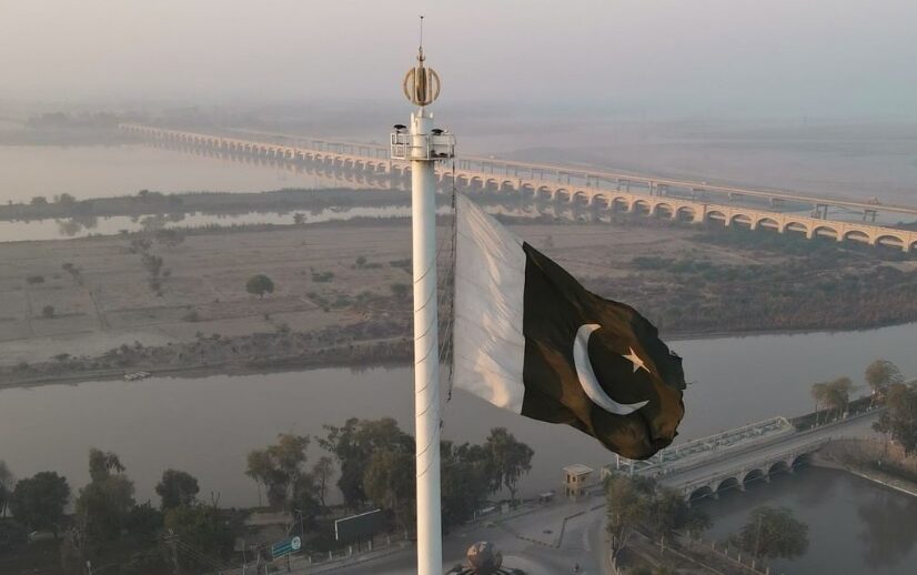Cel puțin 16 persoane au murit în urma unui atac cu bombă la o moschee din Pakistan