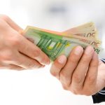 Persoană care a cerut bani de la administratorul unor firme susţinând că are influenţă asupra conducerii ANAF, prinsă în flagrant când primea 11.000 de euro / ANAF ar fi stabilit obligaţii suplimentare de plată de 700.000 de lei