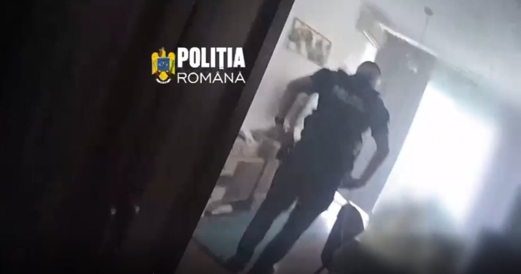 S-a certat cu mama sa şi a dat foc la covor. Adolescentă de 16 ani, salvată dintr-un apartament plin de fum, în Capitală