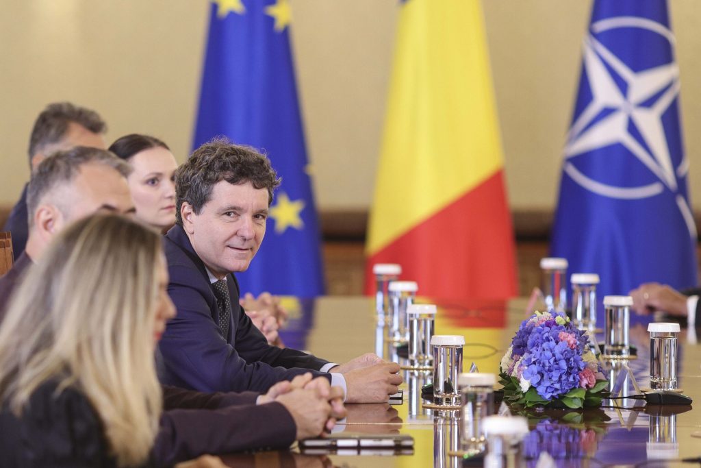 BREAKING Agenția de rating Fitch avertizează că România se apropie de categoria ”junk” dacă blocajul politic persistă