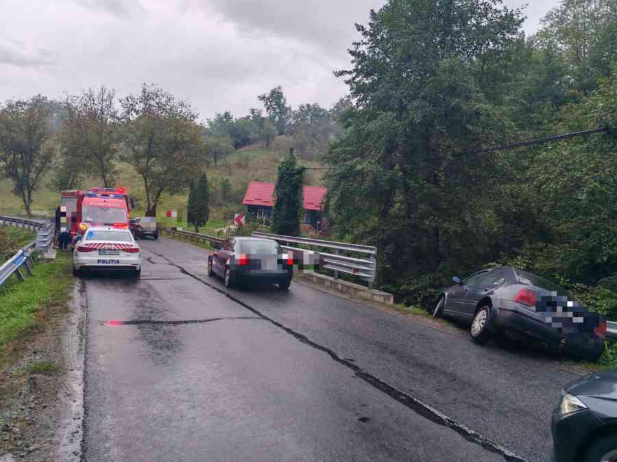 Accident între Liviu Rebreanu și Năsăud! O femeie și bebelușul ei de doar 7 luni, transportați la spital