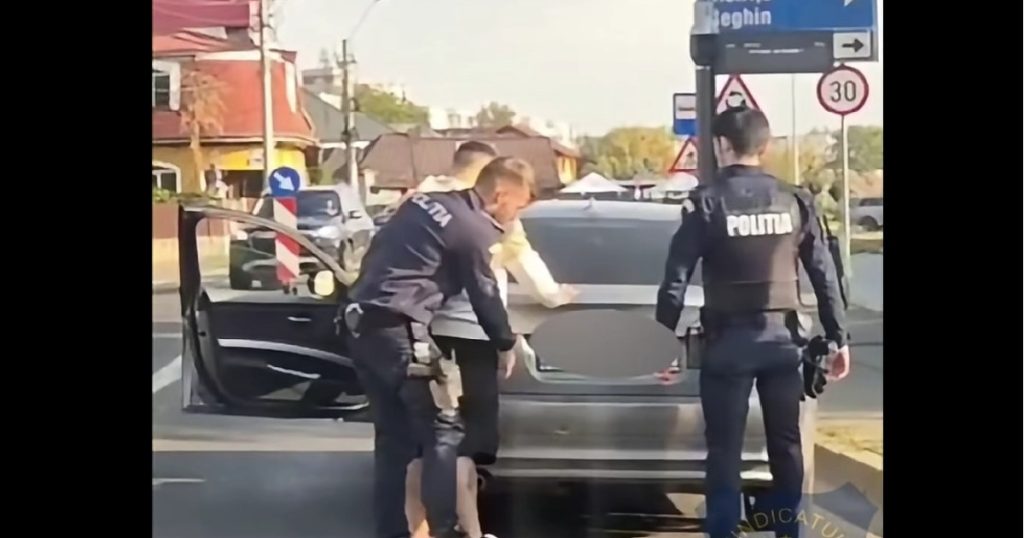 Imagini virale din Mureș: Șofer abia ținându-se pe picioare, depistat pozitiv la ketamină. „Incredibil, abia l-au scos trei polițiști”