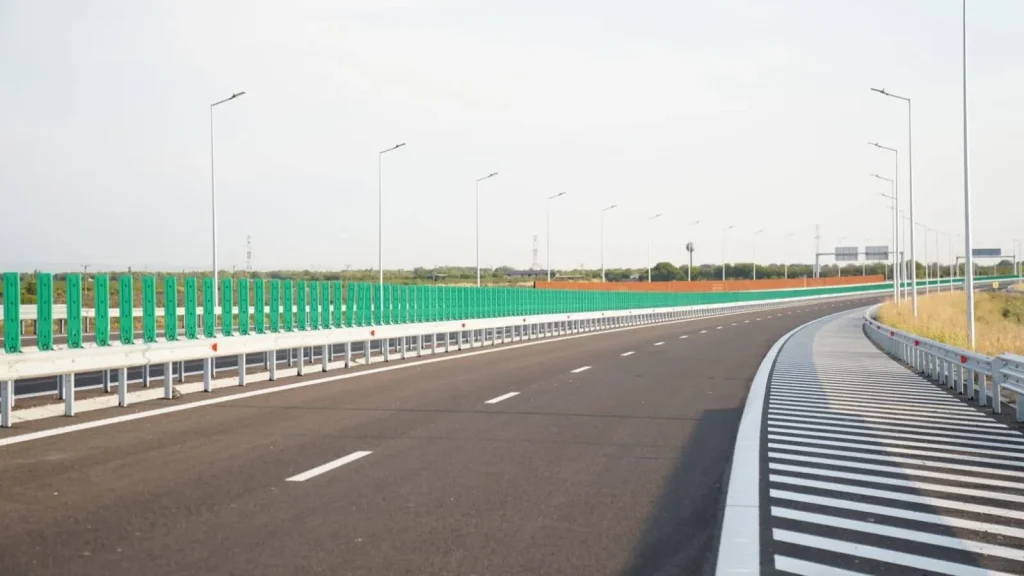 După trei ani de întârziere, șoferii vor putea circula pe un nou tronson din Autostrada Transilvaniei