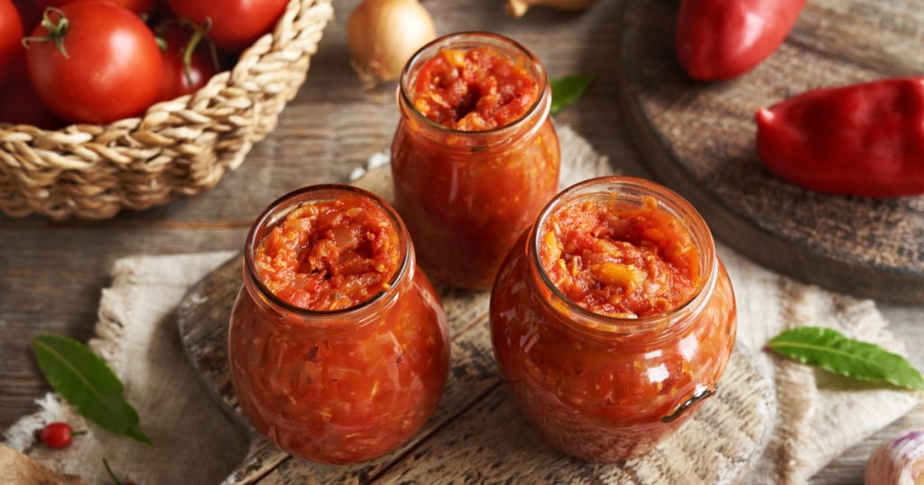 Cum se prepară zacusca tradițională pentru iarnă. Proporția ingredientelor și secretul unui gust autentic