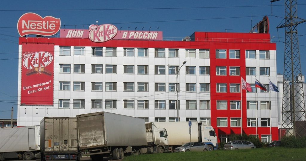 Kremlinul a confiscat activele Nestlé şi Auchan din Rusia. „Companii europene din țări neprietenoase”