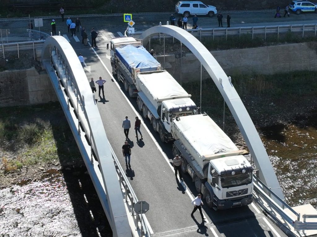 FOTO Noul pod peste Arieș din Câmpeni se apropie de deschidere. Proba statică, realizată cu patru autocamioane de 42 de tone fiecare