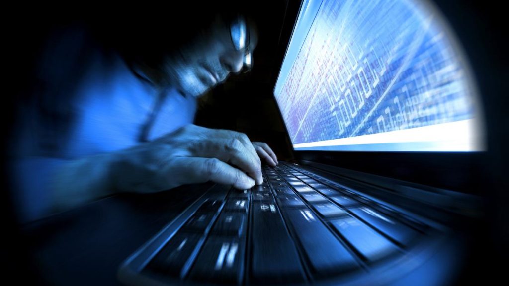 Fraudele online cu investiţii în acţiuni şi criptomonede au produs prejudicii de 20 de milioane de euro în doar 6 luni, în 2026