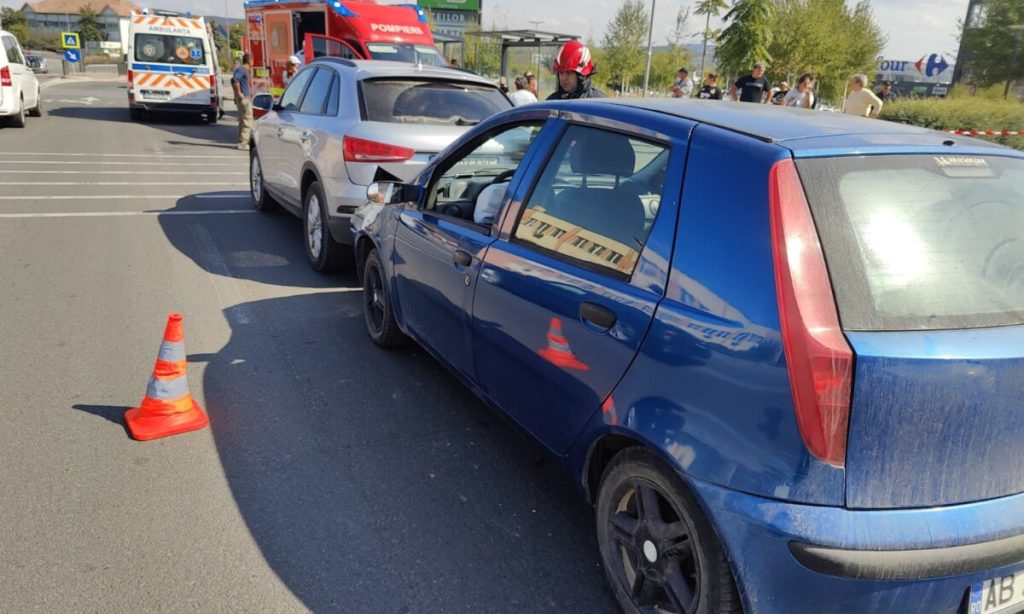 FOTO: Accident rutier în Alba Iulia, în zona Carolina Mall. Trei autoturisme implicate