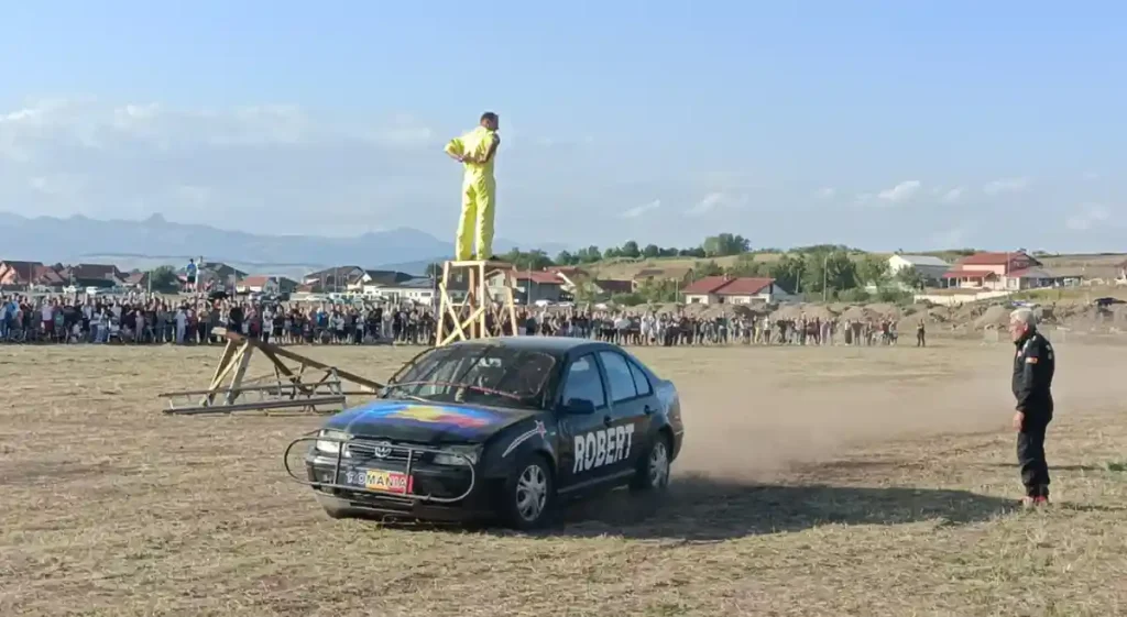 VIDEO | Lae Cascadorul și fiul său Robert, ,,prizonierii riscului” la Ciugud: Show grandios de cascadorii cu mașini și motociclete în premieră națională