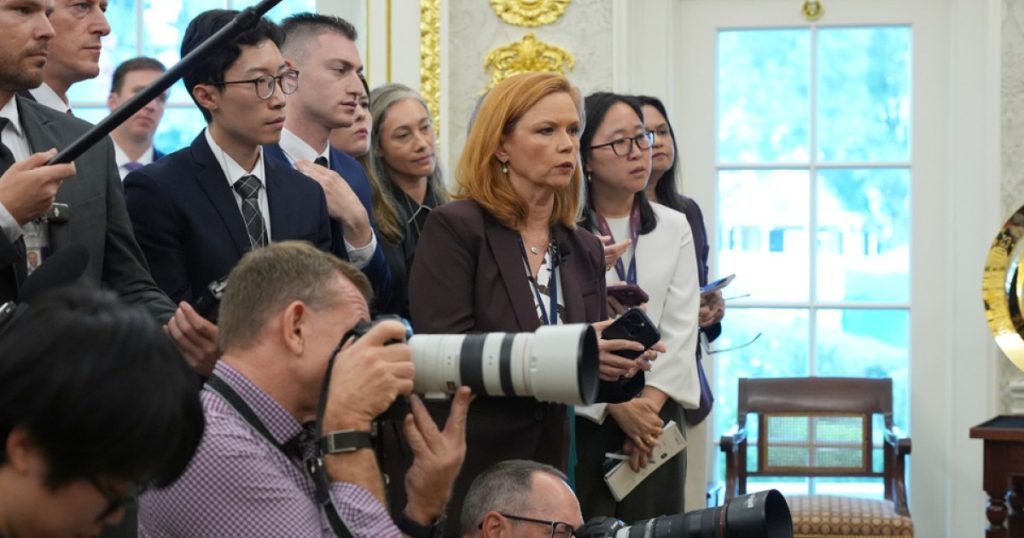 Reporteri de la mai multe publicații nu au mai fost primiţi la Casa Albă, la ordinul lui Trump. Legitimaţiile jurnaliştilor, confiscate