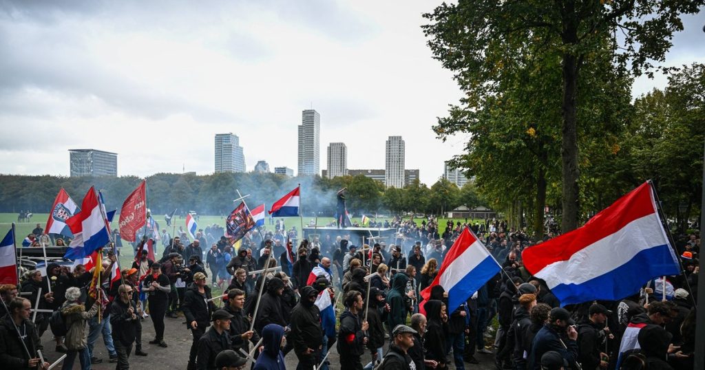 Proteste violente ale extremei drepte la Haga. Manifestanţii au aruncat cu torţe şi fumigene, poliţia a răspuns cu tunuri cu apă