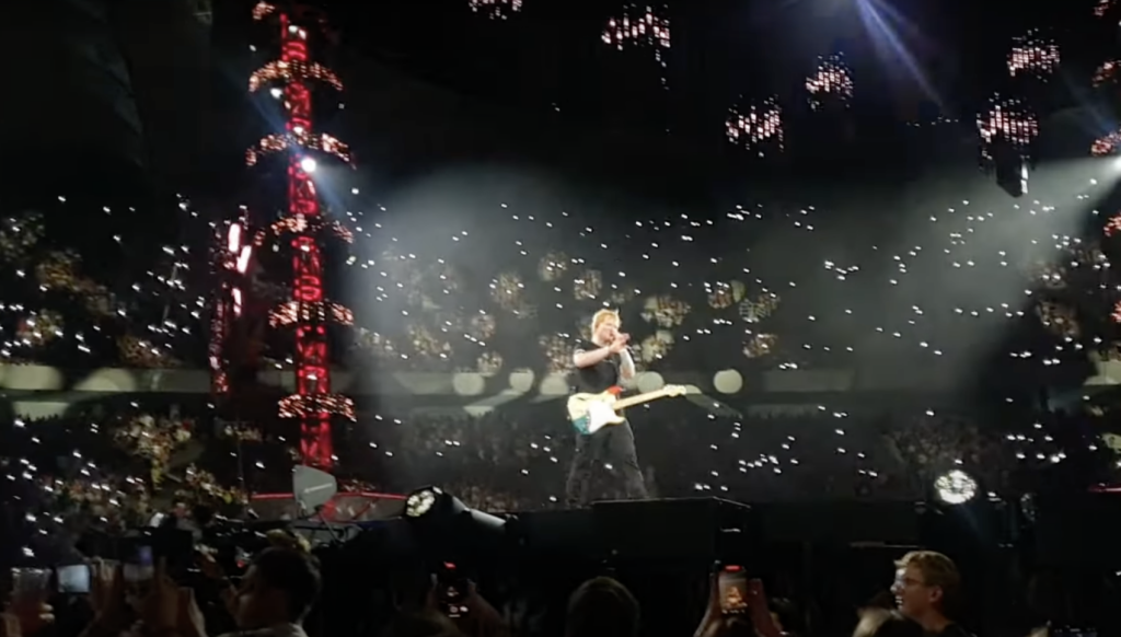 Ed Sheeran și-a cerut scuze în fața fanilor pentru „greșelile” comise, la primul concert de după excluderea lui Macklemore din turneu: „Nu mi-am dorit niciodată să fiu un muzician-activit”
