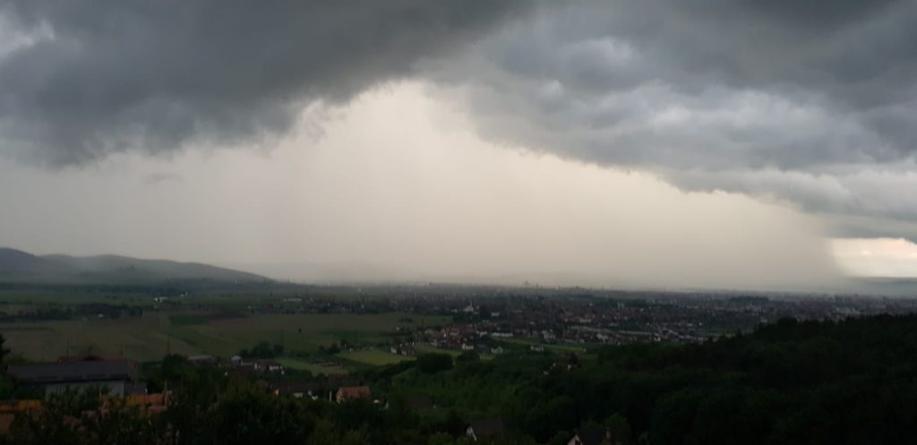 Vremea se răcește brusc în România: temperaturile scad cu până la 12 grade și apare lapovița la munte / Cod galben de vânt puternic în 13 județe