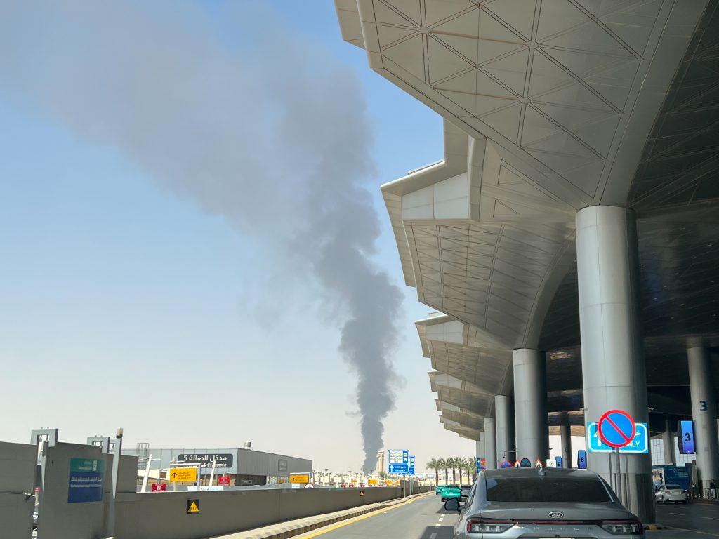 Rebelii Houthi susțin că au atacat puncte „sensibile” din Riyadh / Fum negru, vizibil deasupra aeroportului din capitala saudită
