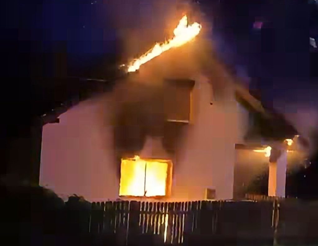 Un copilaș de doi ani și-a pierdut viața într-o locuință cuprinsă de foc, în județul Sălaj