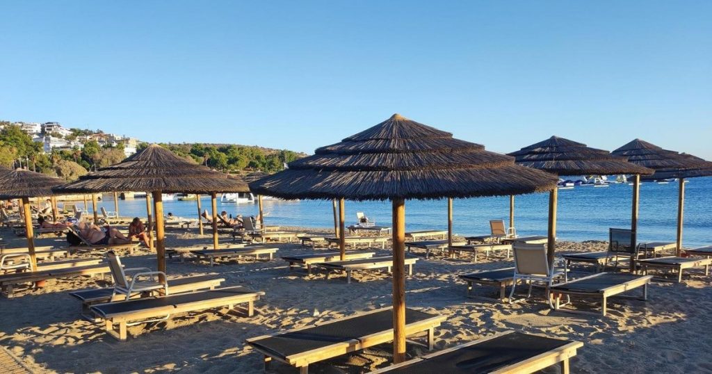 Doi bătrâni s-au bătut pe o plajă din Grecia pentru un șezlong. Unul dintre ei a murit