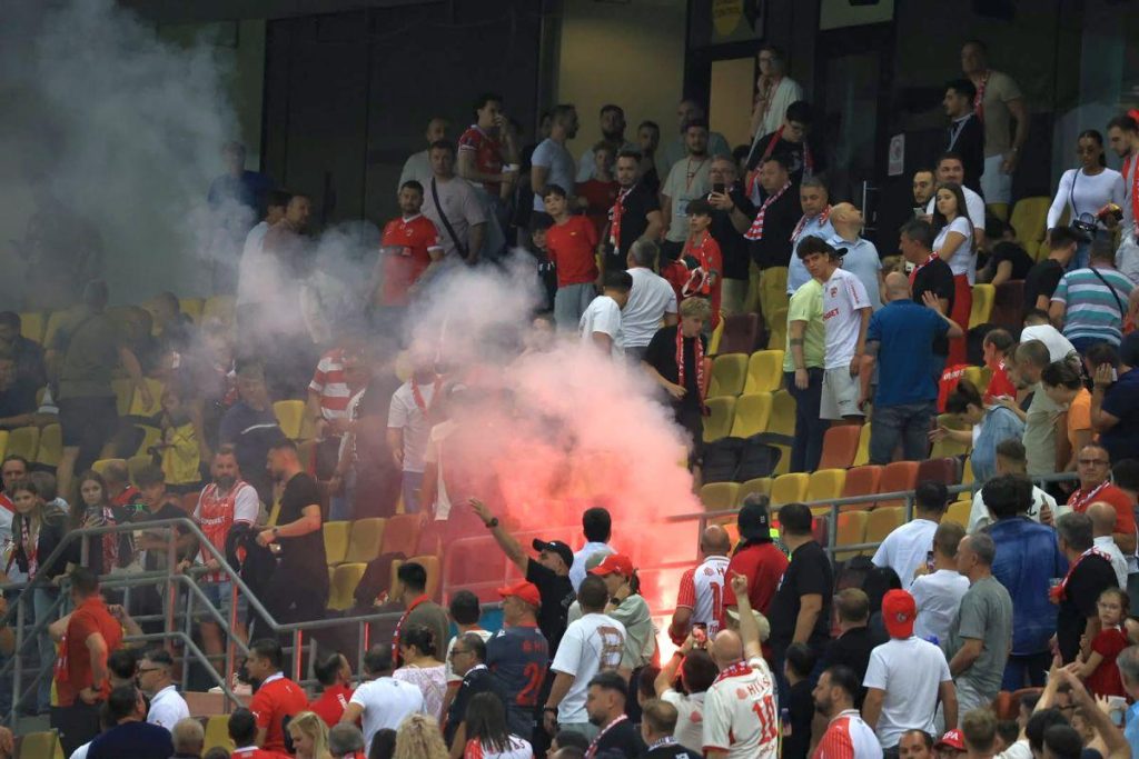 Scene scandaloase în Dinamo - Farul! Torțe aruncate direct în mijlocul fanilor: femeile și copiii au intrat în panică