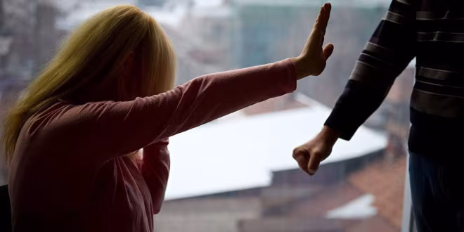 Și-a lovit fiica de 13 ani cu cureaua: mamă din Gorj, reținută după ce minora a ajuns în grija DGASPC