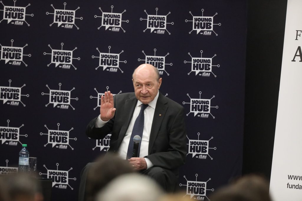 Băsescu: „Dacă stăm și așteptăm, va fi groasă”. Avertisment privind petrolul și prețurile carburanților