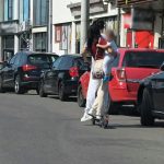 Trei persoane, între care un copil mic, fotografiate în timp ce se deplasează pe o trotinetă electrică. Poliţia a dat amenzi de peste 2000 de lei în acest caz