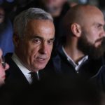Călin Georgescu, ridicat din trafic de DIICOT, la locuinţa sa şi în alte imobile având loc percheziţii într-un dosar de înşelăciune - VIDEO