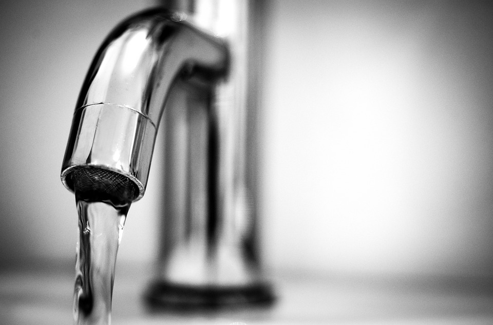 Aquabis anunță sistarea apei în Năsăud. Șase străzi sunt afectate de o avarie