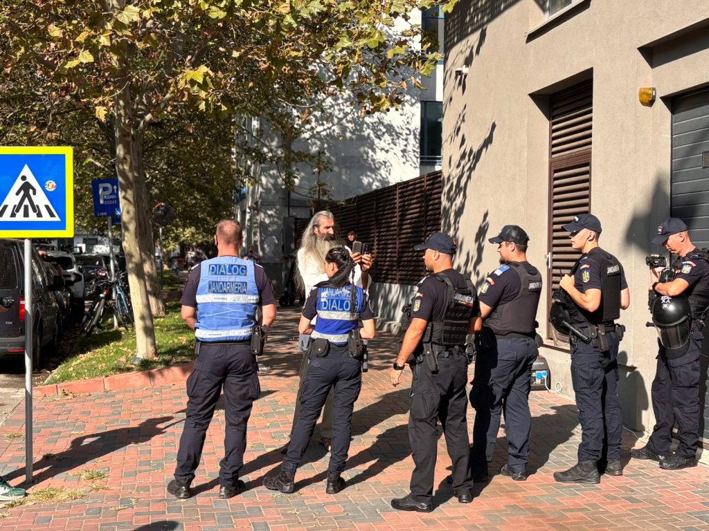 Simpatizanții lui Călin Georgescu protestează la sediul DIICOT. Stegarul dac, printre ei