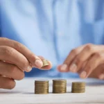 Barometrul Salariilor din România 2026: Costul orar al forţei de muncă este de 13,6 euro/oră, faţă de 35 euro/oră în UE/Cele mai mari salarii sunt în IT, cele mai mici în retail/Bucureştiul, cu 46% peste media naţională