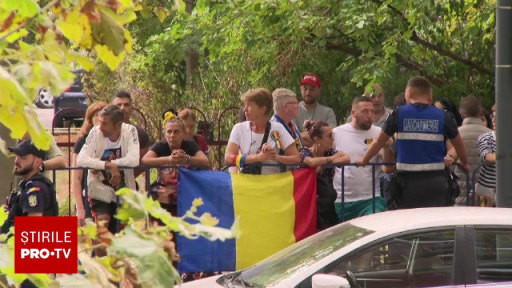 VIDEO. Zeci de susţinători ai lui Călin Georgescu s-au adunat la sediul DIICOT. Jandarmii și polițiștii s-au mobilizat