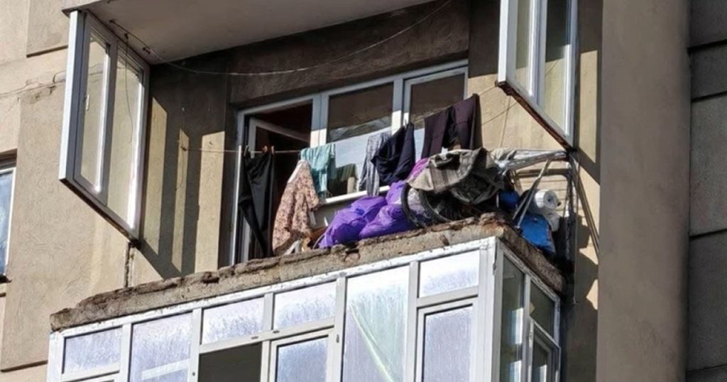VIDEO Un balcon a căzut de la etajul 7 al unui bloc din București și a avariat o mașină