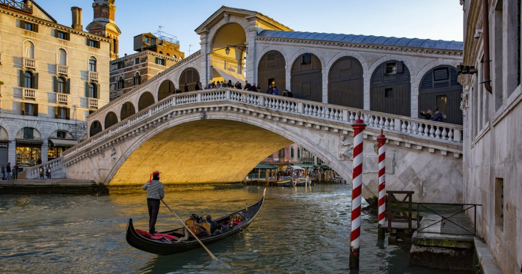 Veneția vrea să impună o taxă de intrare de cel puțin 30 de euro de persoană