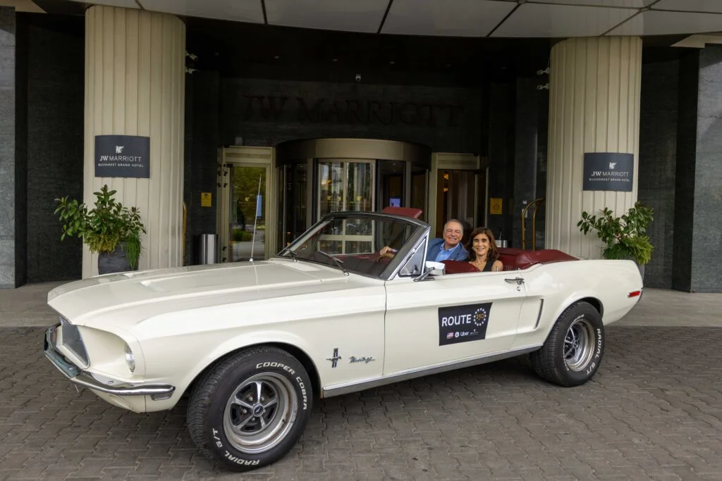 Uber și Ambasada SUA sărbătoresc 250 de ani de libertate cu plimbări în mașini de epocă prin București
