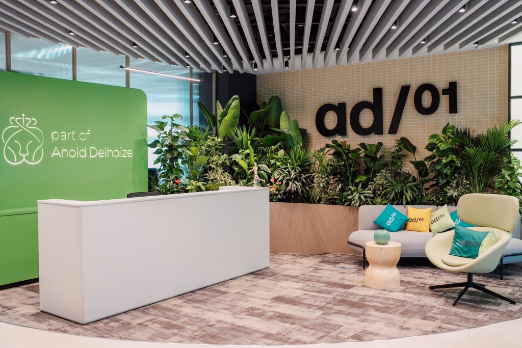 AD/01, studioul de tehnologie prin care grupul olandezo-belgian Ahold Delhaize, proprietarul reţelelor Mega Image şi Profi, îşi dezvoltă produsele digitale pentru Europa, a trecut de 300 de angajaţi în România, la doi ani şi jumătate de la lansare