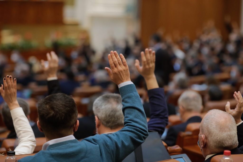 Proiectul PSD care impune uniforma obligatorie a fost votat de senatori și merge în Camera Deputaților, camera decizională