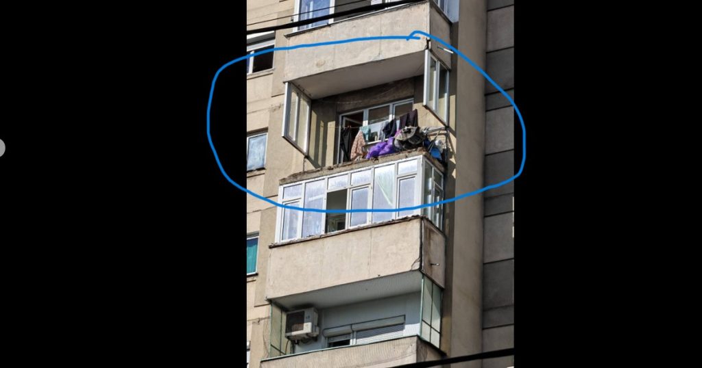 Bucăți dintr-un balcon de la etajul şapte al unui bloc din Sectorul 4 au căzut peste o mașină parcată