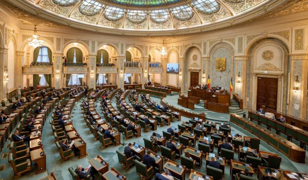 Uniforme școlare obligatorii pentru elevi. Proiectul a fost aprobat de Senat. Cine ar putea primi bani pentru cumpărarea ținutei
