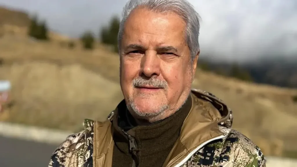 FOTO Adrian Năstase a anunțat pe contul de socializare că își vinde mașina. Câți bani vrea fostul premier: 'Uneori trebuie să te desparți și de lucrurile bune'
