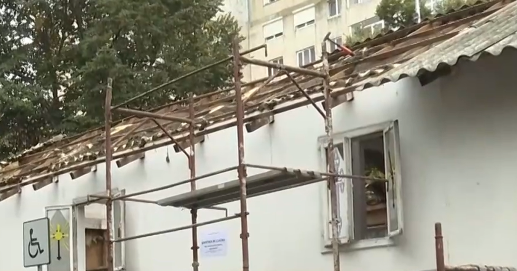 VIDEO La Constanța începe mutarea bisericii construite ilegal pe trotuar. Se va transporta bucată cu bucată: ”Îmi pare rău că o demolează”