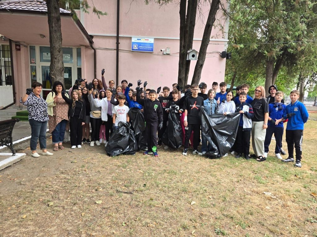 FOTO! Împreună pentru un mediu mai curat – Școala Gimnazială „Adrian Păunescu” s-a alăturat campaniei „Let’s Do It, Romania!”