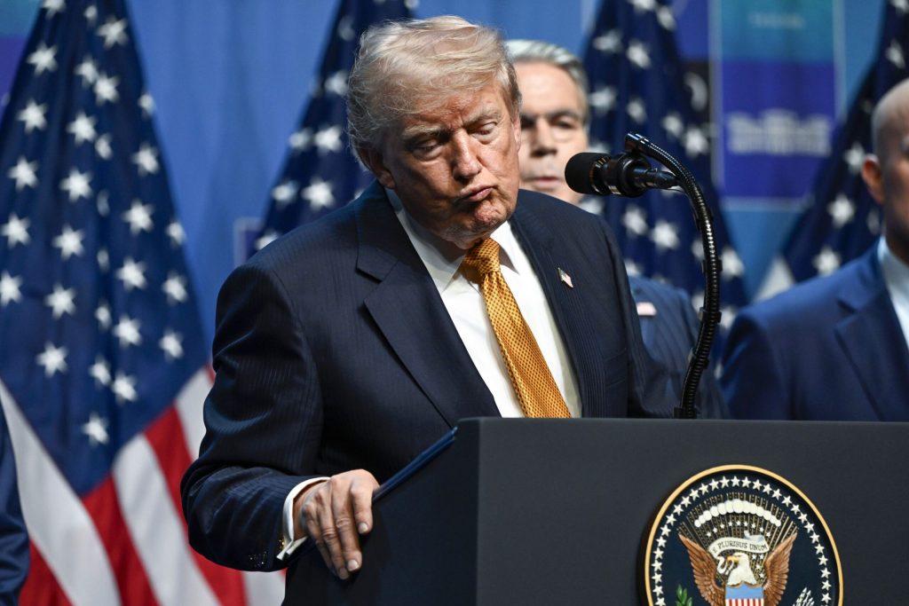 Popularitatea lui Trump se prăbușește: Doar 32% dintre americani îl mai susțin