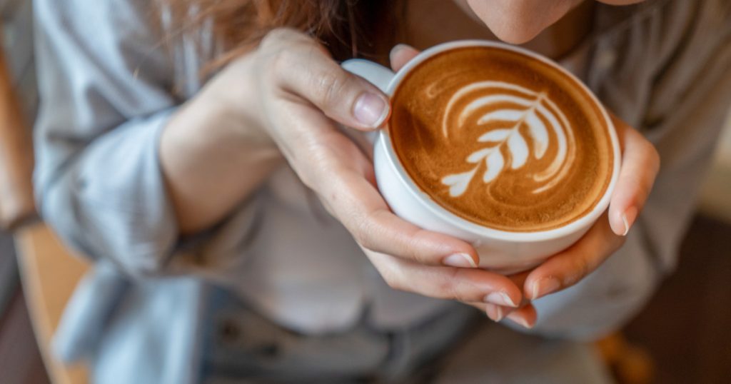 Studiu: Mirosul cafelei ne schimbă instant dispoziția. Ce efecte neașteptate are asupra creierului