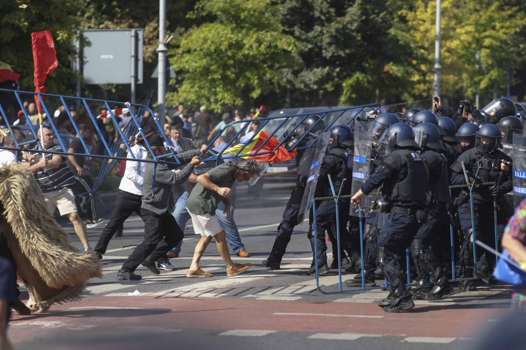 Huliganii de la protestul oierilor, căutați în toată țara. Zeci de percheziții și 30 de suspecți duși la audieri