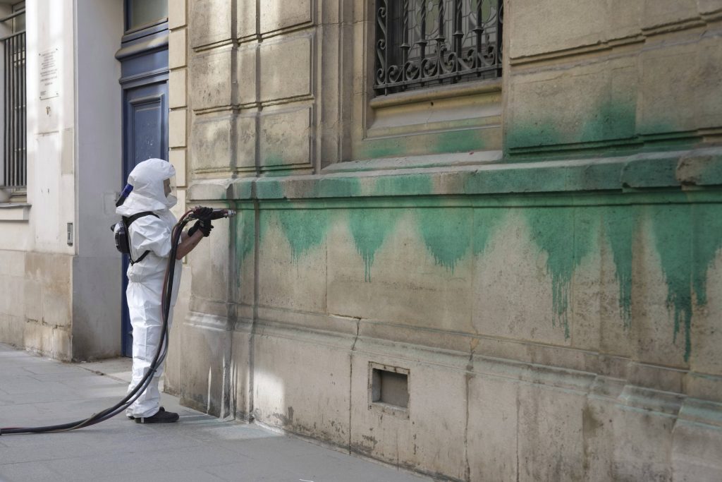 BREAKING A fost arestat la Iași șeful unor operațiuni de vandalism coordonate de Rusia la Paris. Autoritățile franceze îl acuză pe cetățeanul moldovean Iurie Manic de ”subminarea moralului forțelor armate, cu intenția de a prejudicia apărarea națională”
