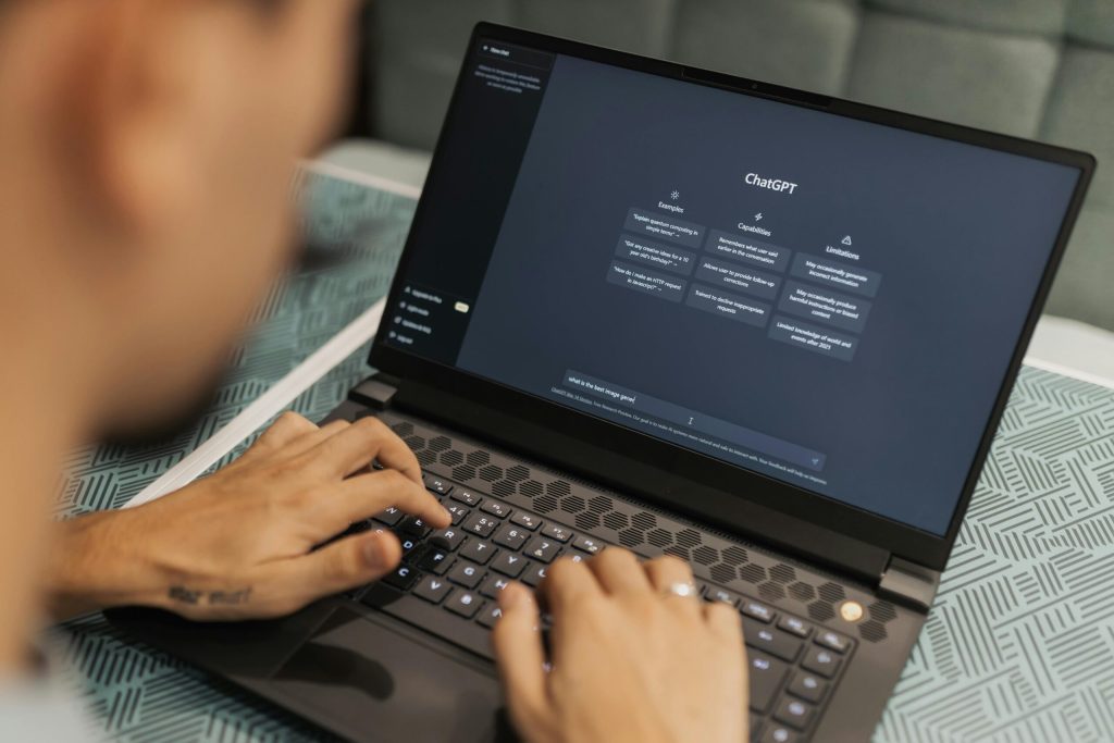 7 din 10 români folosesc inteligența artificială, dar jumătate nu recunosc un text scris de AI