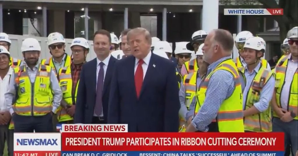 Trump nu a putut fi auzit la propria conferință de presă, după retragerea televiziunilor din pool-ul Casei Albe