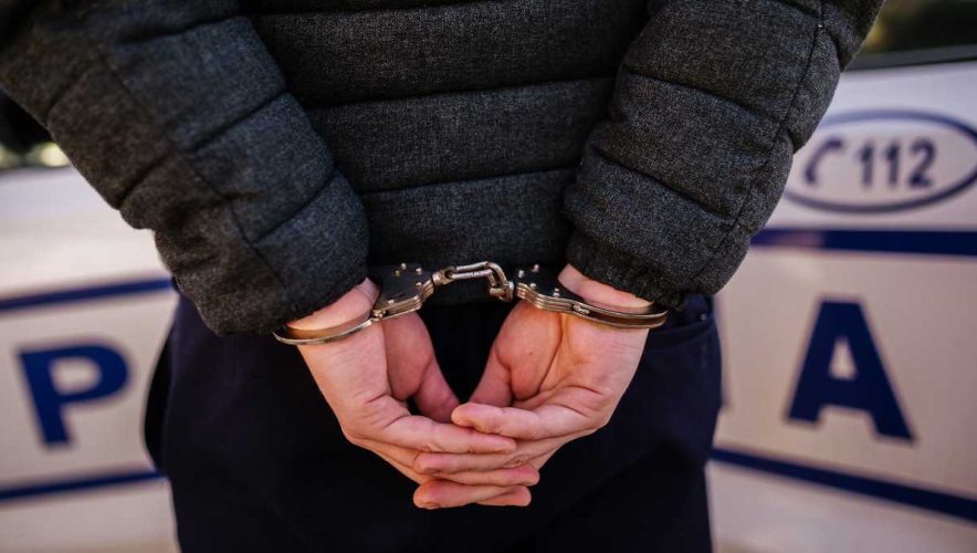 Urmărită din stația de tramvai și atacată lângă casă: unei femei de 82 de ani i-ar fi fost smuls lanțul de aur de la gât