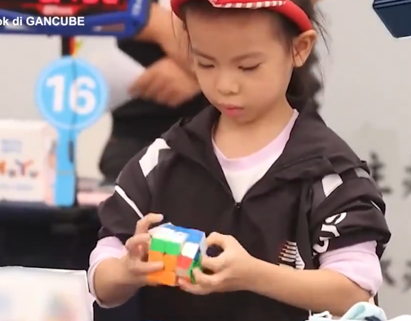 VIDEO Record mondial: O fetiță de doar 6 ani a rezolvat în 4 secunde cubul Rubik